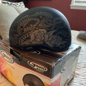 Women’s motorcycle helmet